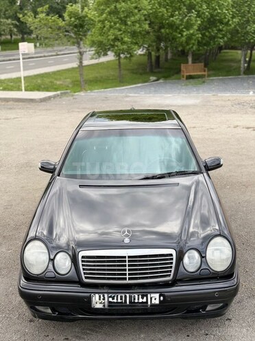 Mercedes E 240-1