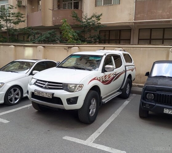 Mitsubishi L200-1