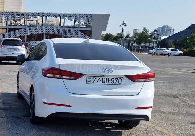 Hyundai Elantra-10