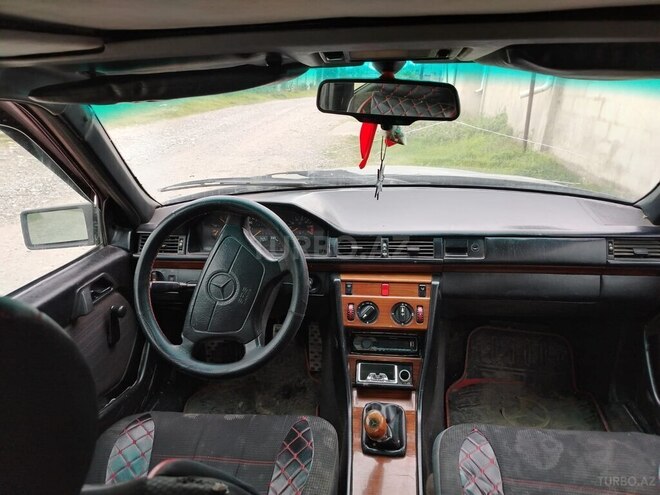 Mercedes 230 E-2