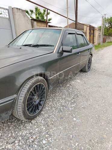Mercedes 230 E-9