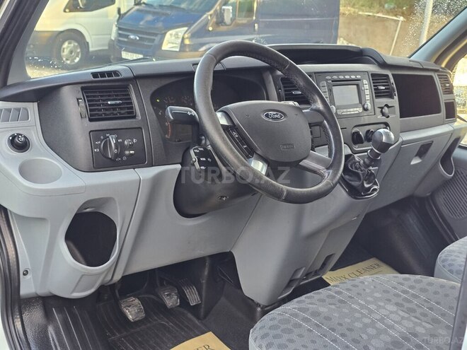 Ford Transit-9