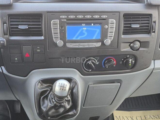 Ford Transit-13
