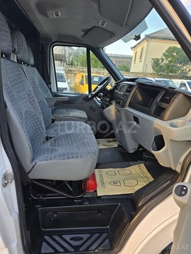Ford Transit-16