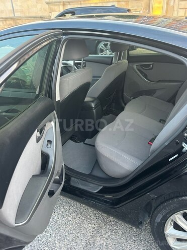 Hyundai Elantra-12