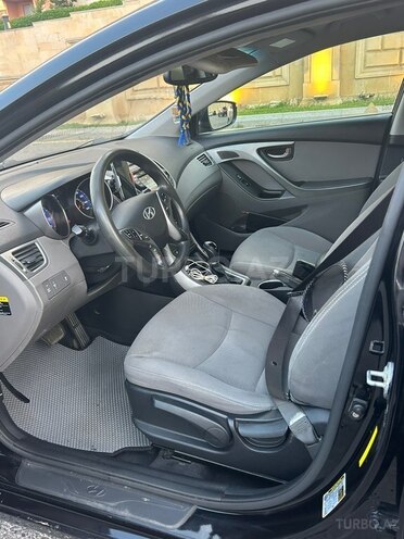 Hyundai Elantra-11