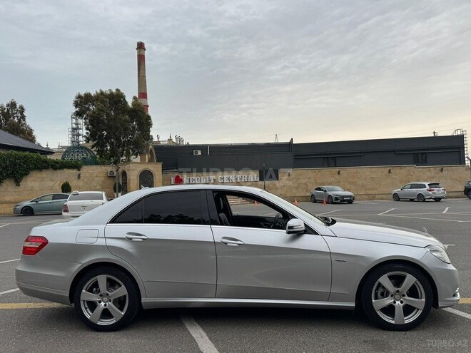 Mercedes E 220-11