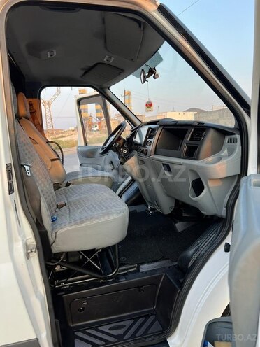 Ford Transit-13