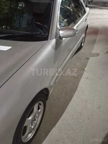 Mercedes E 270-9