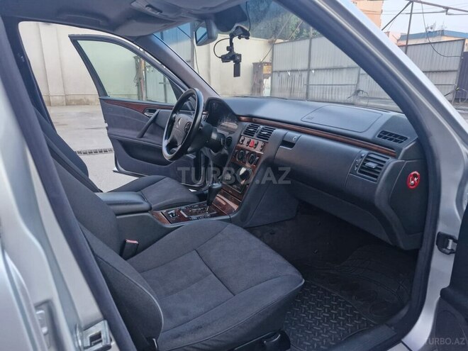 Mercedes E 220-10