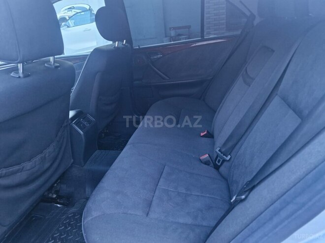 Mercedes E 220-11