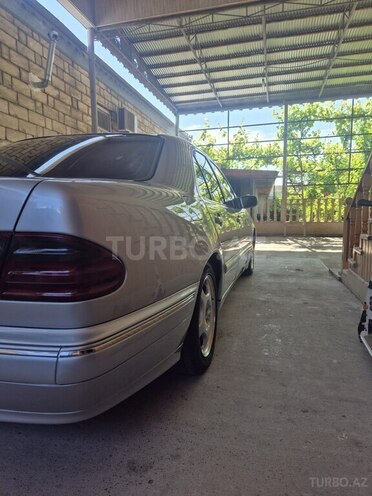 Mercedes E 220-11
