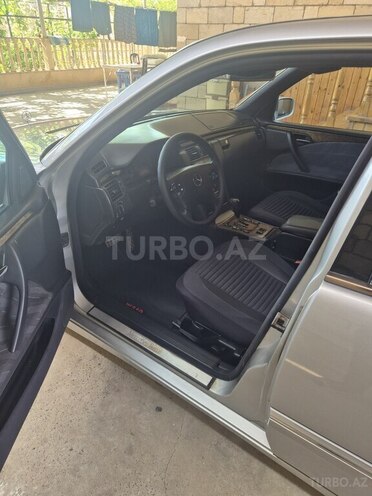 Mercedes E 220-13