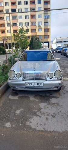 Mercedes E 220-1