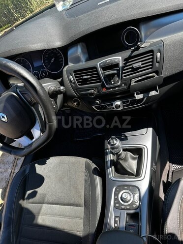 Renault Laguna-11
