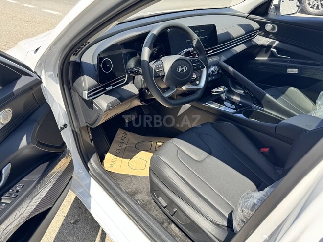 Hyundai Elantra-13