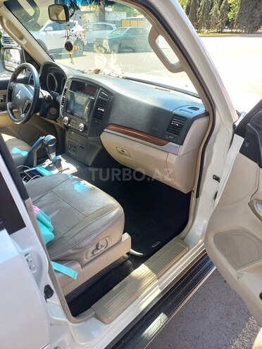 Mitsubishi Pajero-6