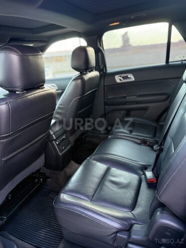 Ford Explorer-11