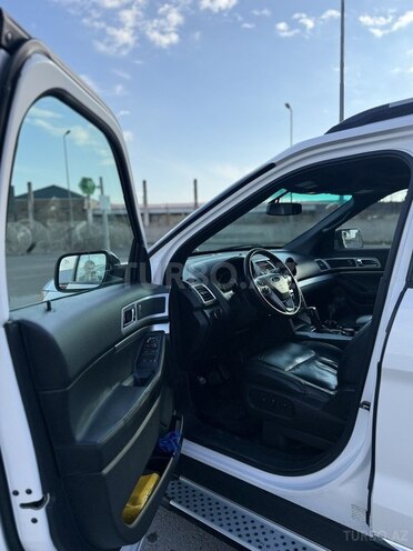 Ford Explorer-12