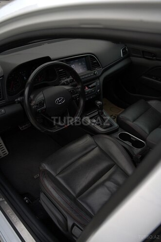 Hyundai Elantra-11