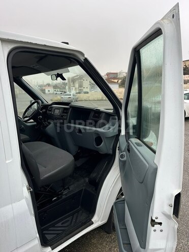 Ford Transit-13