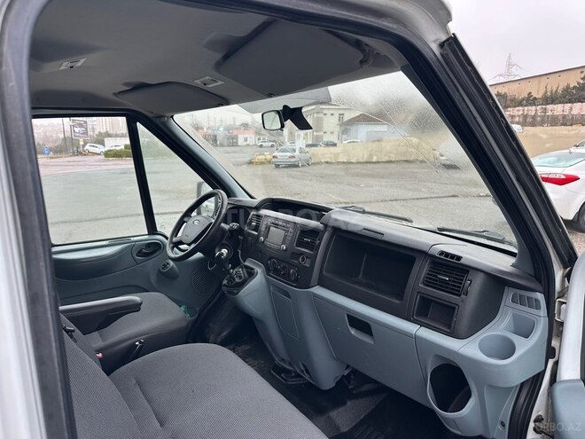 Ford Transit-12