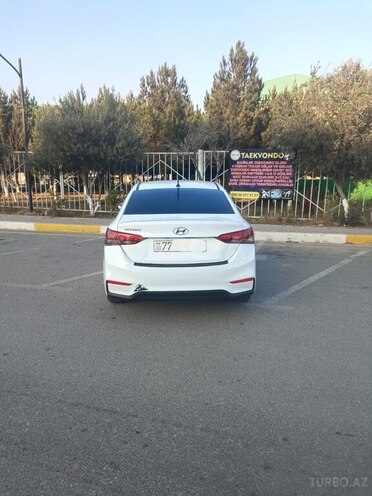 Hyundai Accent-4