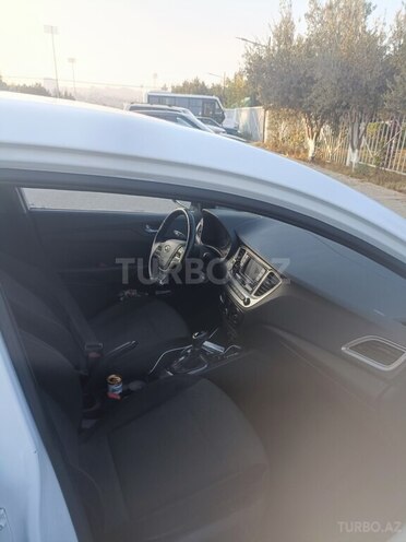 Hyundai Accent-6