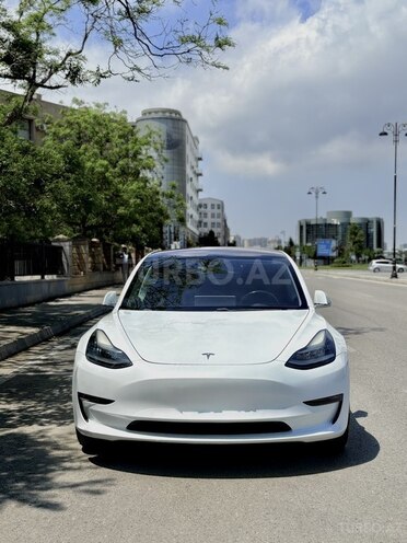 Tesla Model 3-1