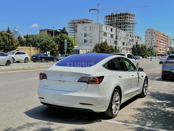 Tesla Model 3-4