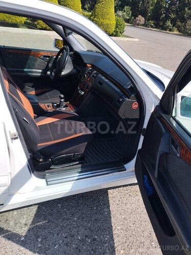 Mercedes E 200-13
