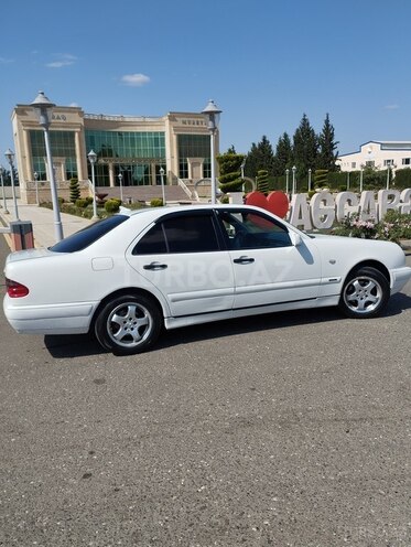 Mercedes E 200-11