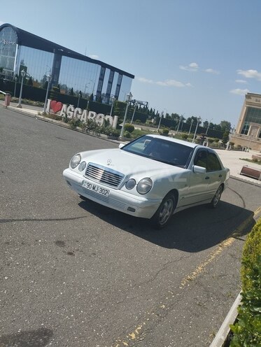 Mercedes E 200-1