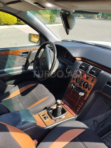 Mercedes E 200-2