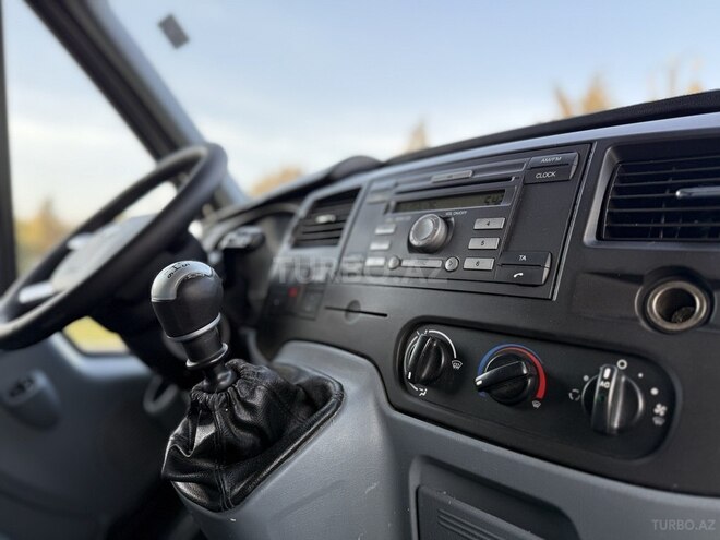 Ford Transit-10