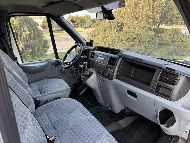 Ford Transit-12