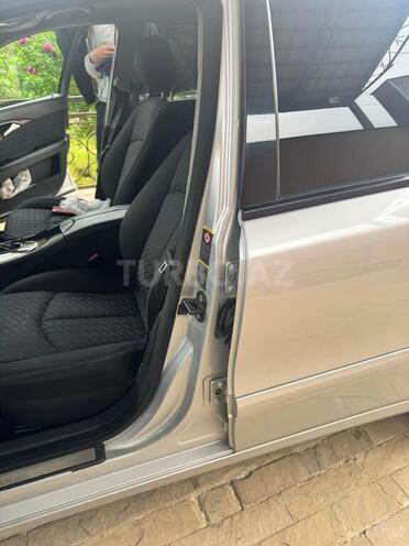 Mercedes E 220-11