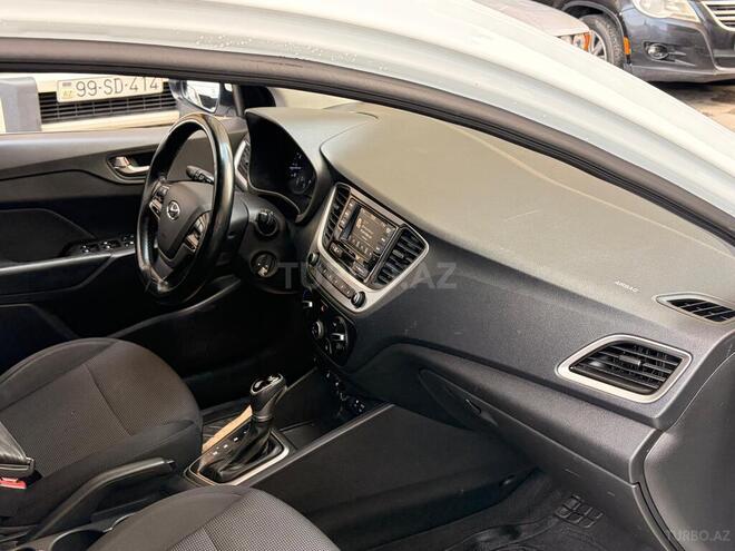 Hyundai Accent-17
