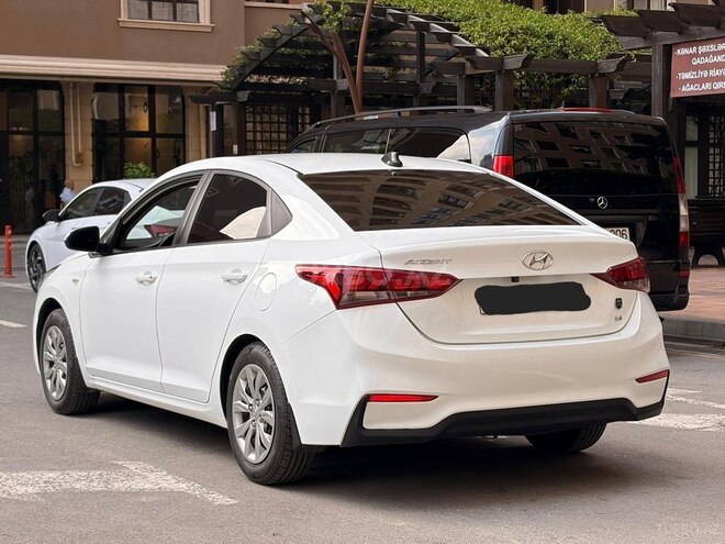 Hyundai Accent-11