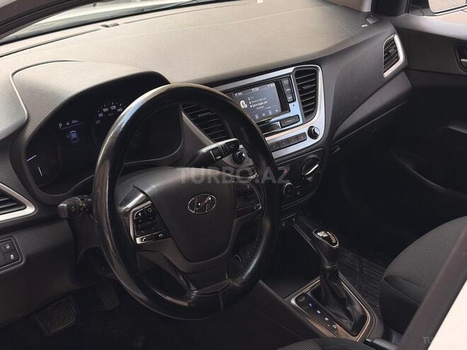 Hyundai Accent-15