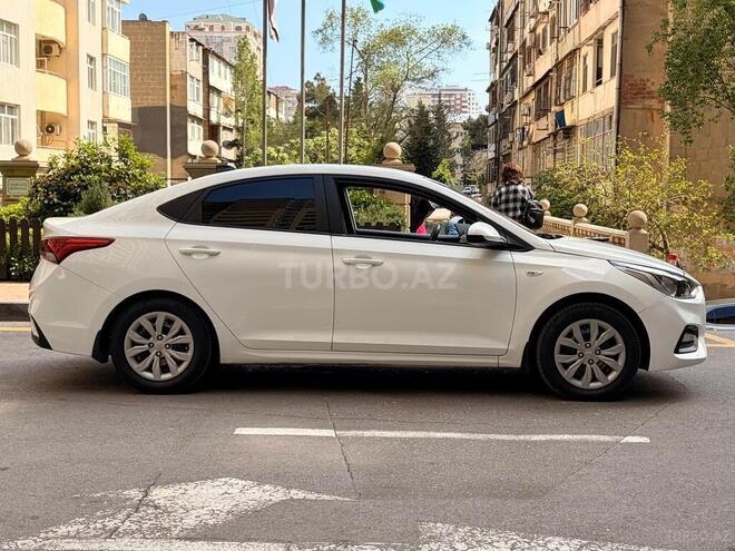 Hyundai Accent-14
