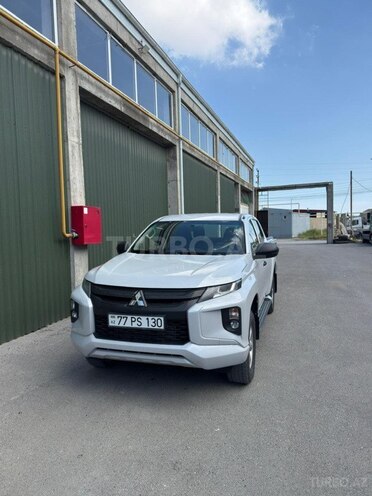 Mitsubishi L200-1
