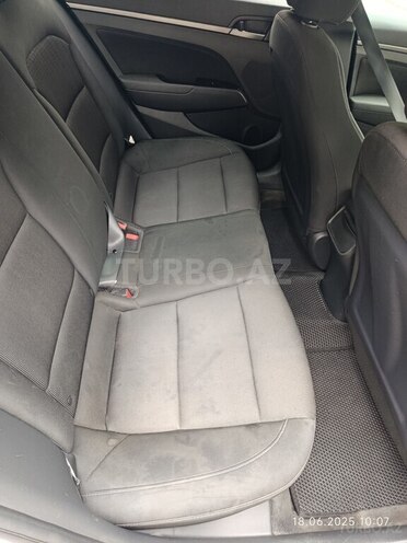 Hyundai Elantra-12