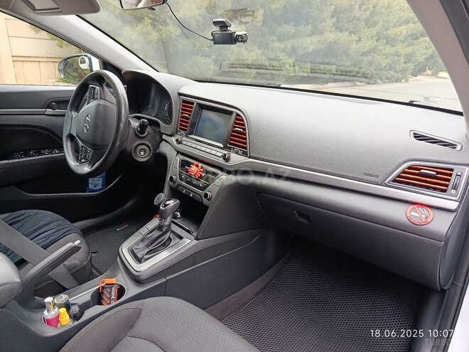 Hyundai Elantra-11