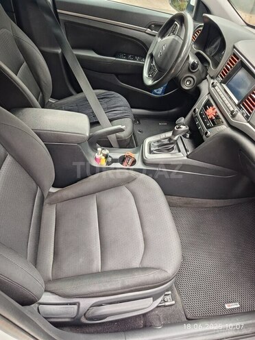Hyundai Elantra-10
