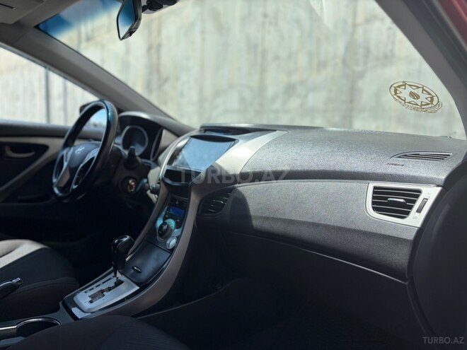 Hyundai Elantra-13