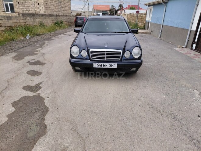 Mercedes E 240-1