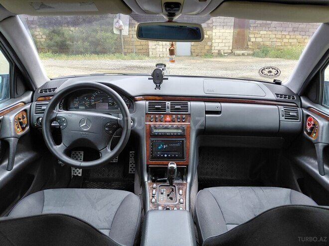 Mercedes E 240-3