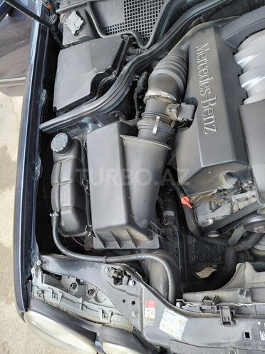 Mercedes E 240-13