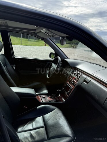Mercedes E 240-4